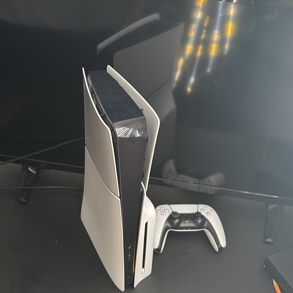 PS5 Game system Comes with all cords and 1 game controller - Picture 3 of 3